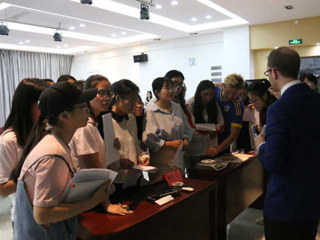 东北师范大学顾斯文（Sven Güenther）教授应邀来开云讲学