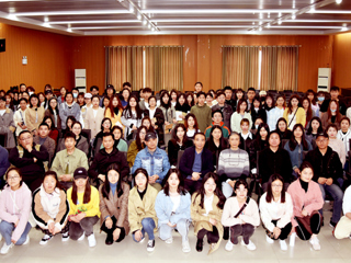 西南大学美术学院著名版画家戴政生教授应邀到开云美术学院讲学