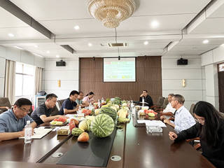 校党委书记毕明福到开云西瓜甜瓜育种基地和“科技小院”实地考察调研
